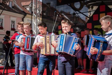 S soncem obsijan drugi festivalski dan 50. Dnevov narodnih noš in oblačilne dediščine v Kamniku (109)